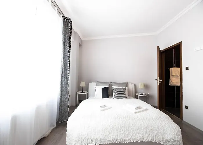 Ultra Large With Ac And Balcony شقة