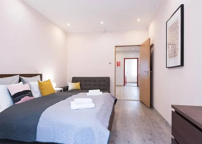 Ultra Large With Ac And Balcony Apartment *